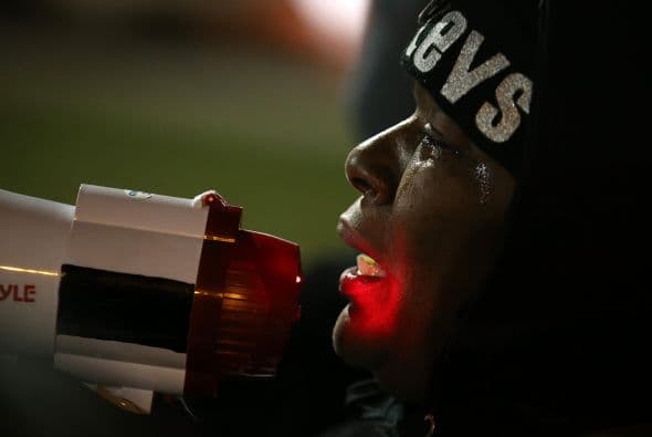 Uno de los manifestantes llora y llama a la paz luego de que se anunciara que el oficial Darren Wilson no enfrentará cargos por la muerte de Michael Brown.