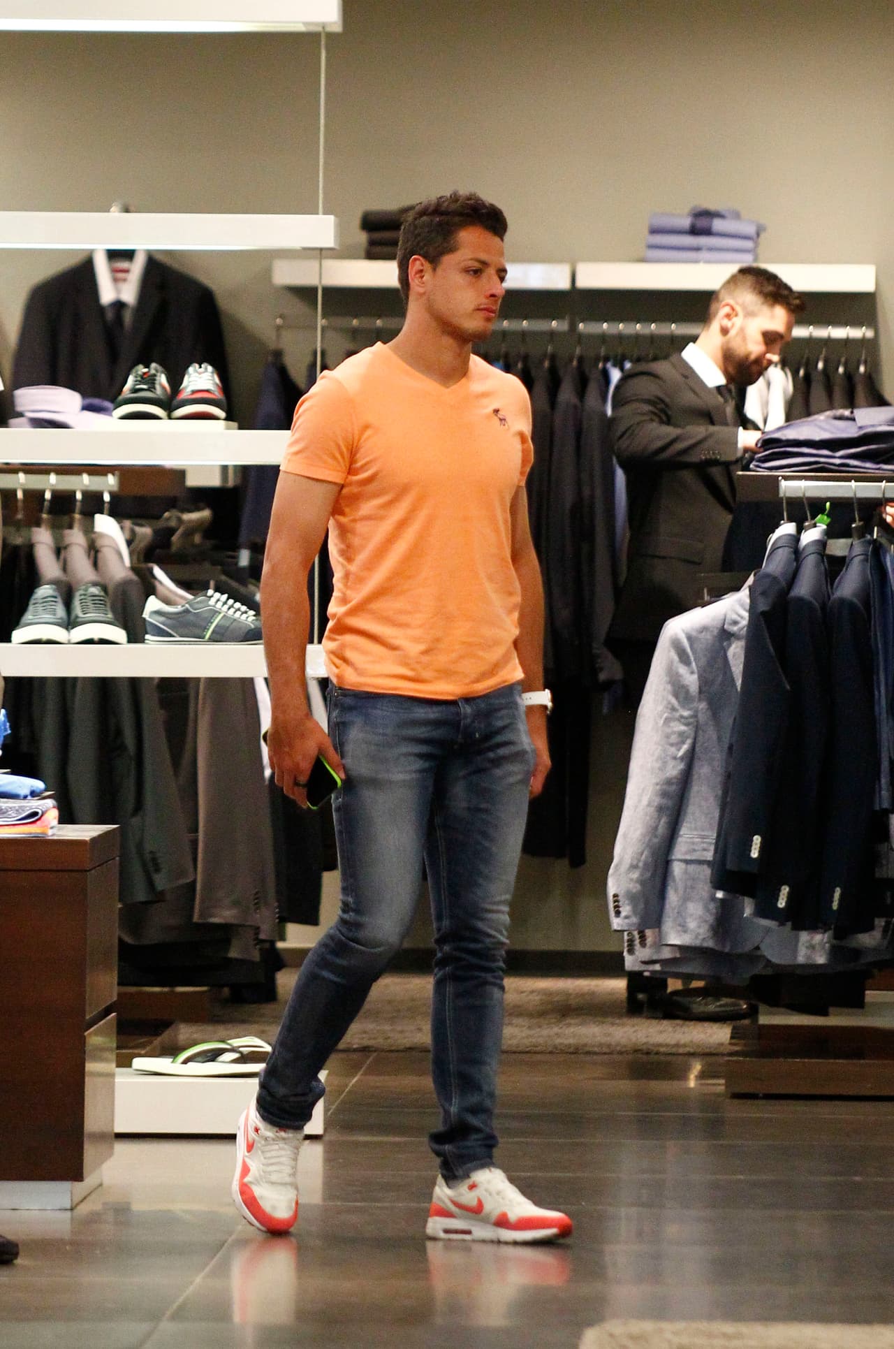 Al parecer buscaba camisas y un traje.