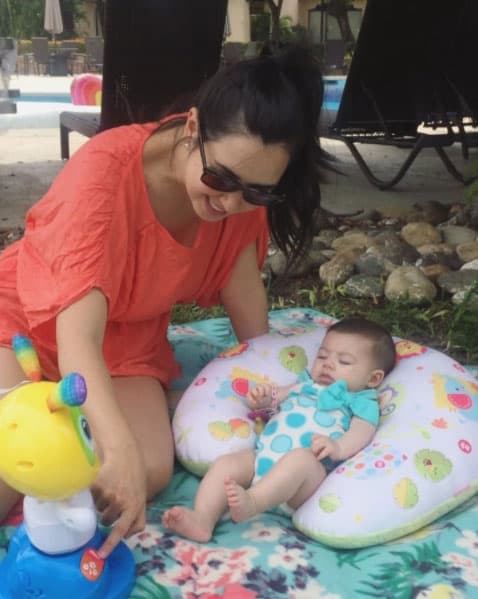 "Así mis vacaciones con mi chiquitina, creo que estoy más divertida yo jaja y vean cómo Isabella mueve sus piecitos cuando BiBot canta", escribió la actriz en Instagram.