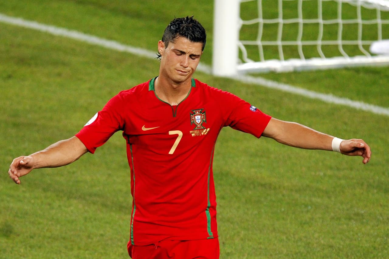 En 2008 también participó con la selección portuguesa en la EURO de esa edición. Los lusitanos fueron eliminados en los cuartos de final por Alemania. Otro revés para CR7 con su selección.