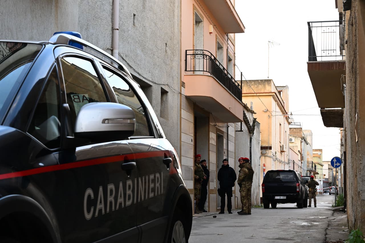 Policías resguardan la casa donde se escondía el capo italiano Matteo Messina Denaro.