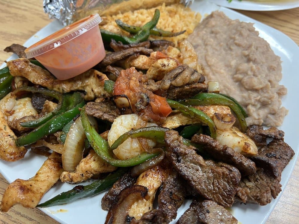 <b>El Chapín</b>
<br>Dirección: 4600 Durham-Chapel Hill Blvd Ste 38 Durham, NC 27707
<br>Teléfono: (919) 908-7975
<br>Sitio web:
<a href="http://elchapintogo.com">http://elchapintogo.com</a>
<br>
<a href="https://www.yelp.com/map/el-chapin-durham-3">Cómo llegar</a>
<br>
<br>Sus propietarios dicen que ofrecen “cocina guatemalteca, comida latina, abarrotes, desayunos y más”.