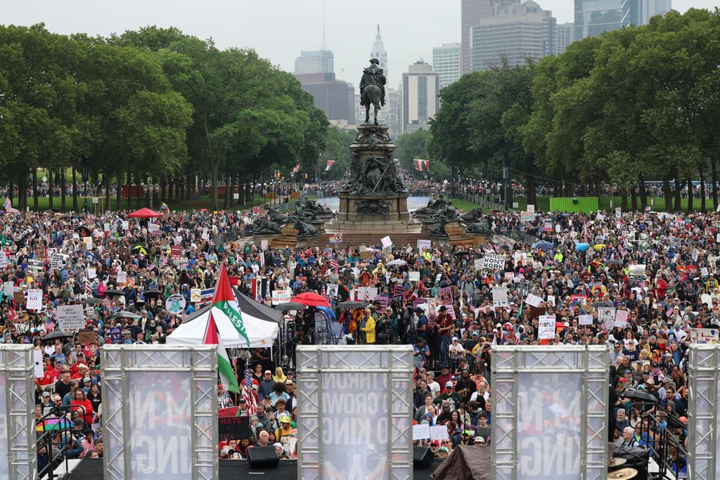 Cómo las protestas 'No Kings' y el desfile militar de Trump reflejan un país dividido