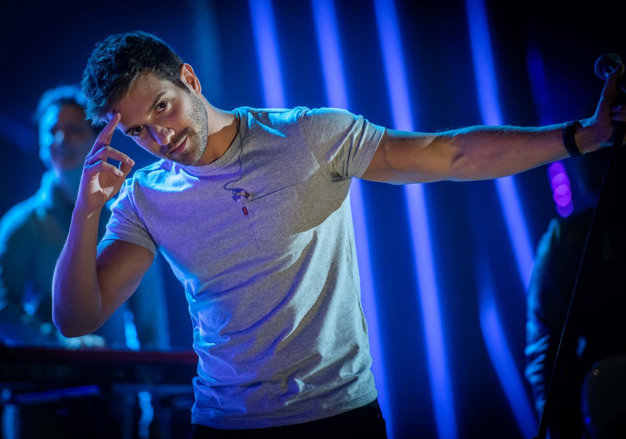 Pablo Alborán durante su rendición del éxito 'No vaya a ser'.