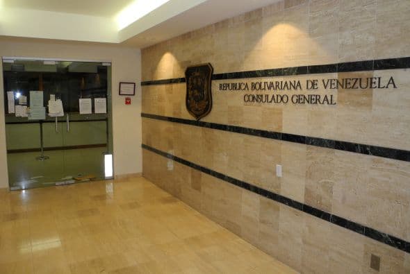 Recogen firmas en pro de reapertura del consulado de Venezuela en Miami