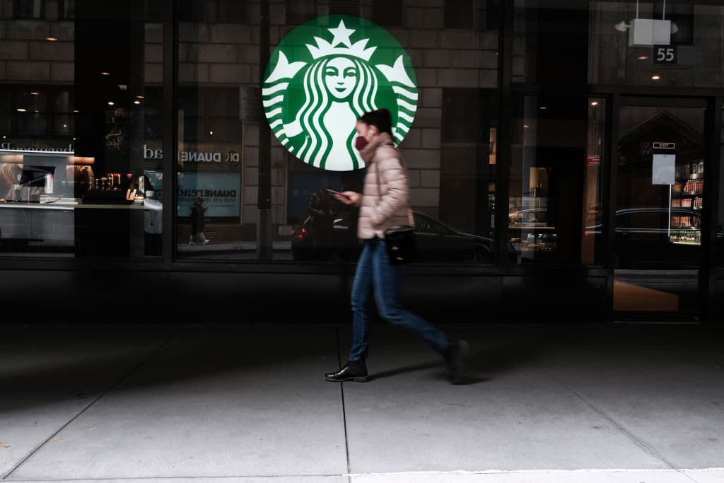 La cadena de cafeterías Starbucks hizo sus anuncios sobre mejoras de salarios ya en el primer año de la pandemia, en 2020. Entonces aseguró 
<b>un mínimo de $15</b> la hora y su objetivo es que este verano el salario medio de sus empleados en EEUU sea 
<b>$17 la hora.</b>
