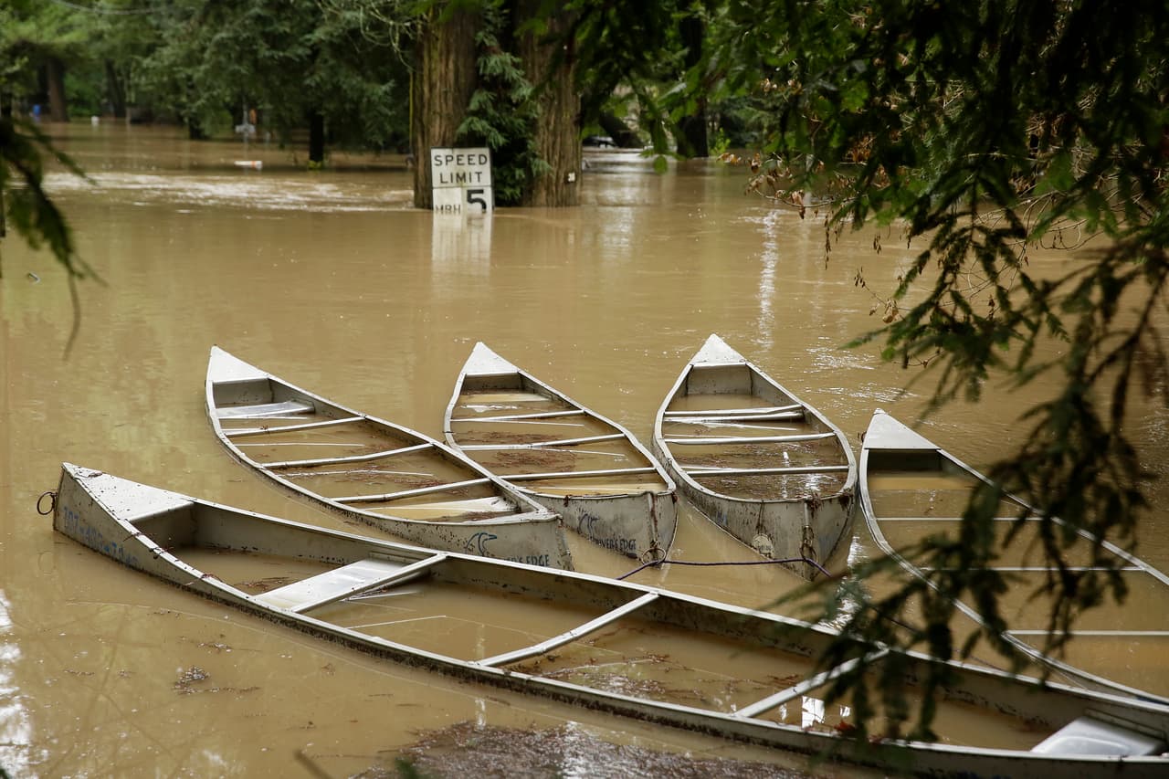 Estas canoas fueron invadidas por las aguas en el parque de autocaravanas de Forestville, una comunidad ubicada en el condado de Sonoma.