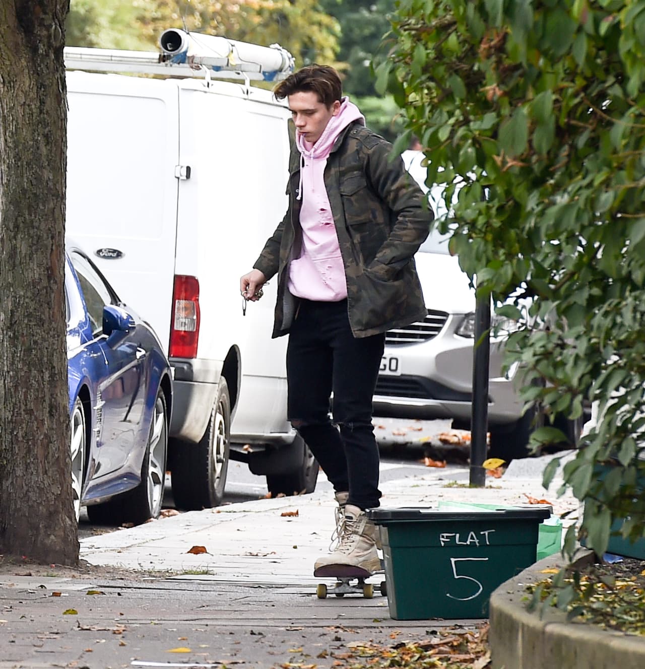 ¿A dónde va con tanta prisa Brooklyn Beckham en patineta?