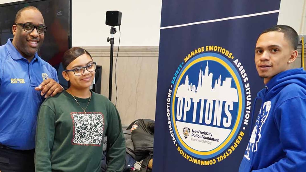 Programa del NYPD ofrece talleres de computación, arte y realidad virtual a jóvenes