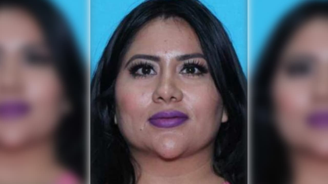<b>Blasa Guadalupe Palomo </b>es una empresaria de 38 años que reside en Laredo, Texas. Tiene ojos color marrón, cabello largo negro, mide cerca de 1.60 metros de altura (5'2") y pesa unos 91 kilogramos (200 libras). 
<br>
<br>Lleva un 
<b>tatuaje de “Medusa” en el hombro </b>y otro 
<b>tatuaje de una serpiente en el antebrazo. </b>
<br>
<br>La última vez que fue vista, vestía una camiseta, pantalones y tenis negros.