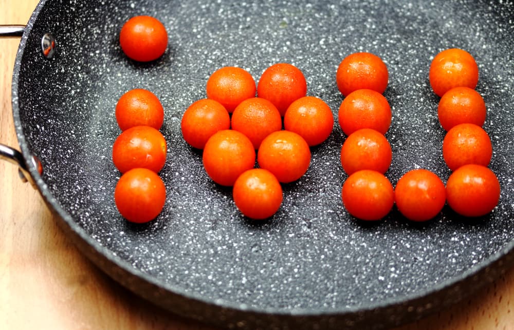 El tomate está lleno de antioxidantes que influyen muy bien en la fertilidad masculina porque estimula las hormonas del hombre. En la historia, cuando pensaban que todavía era una planta tóxica, pocos se animaron a probar la fruta, pues creían que era algo venenosa, como ya habíamos mencionado...