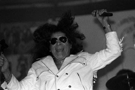 Luego de pasar varios años en Estados Unidos trabajando en diversos oficios, Rigo Tovar recibió en 1971 su primera oportunidad en la música al ser invitado a formar parte de un grupo que se llamó Blue Comets.