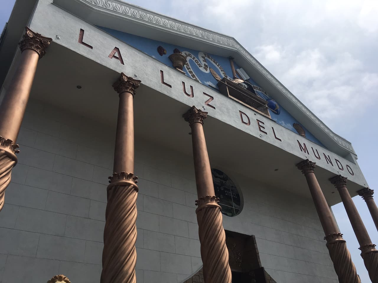 García, quien es el presidente internacional de esta congregación religiosa, fue pastor un tiempo de este templo en el Este de Los Ángeles, que fue inaugurado por su padre Samuel Joaquín en 1985. Allí aseguraron: "Tenemos confianza en su honorabilidad y confiamos en que Dios nos va a ayudar".