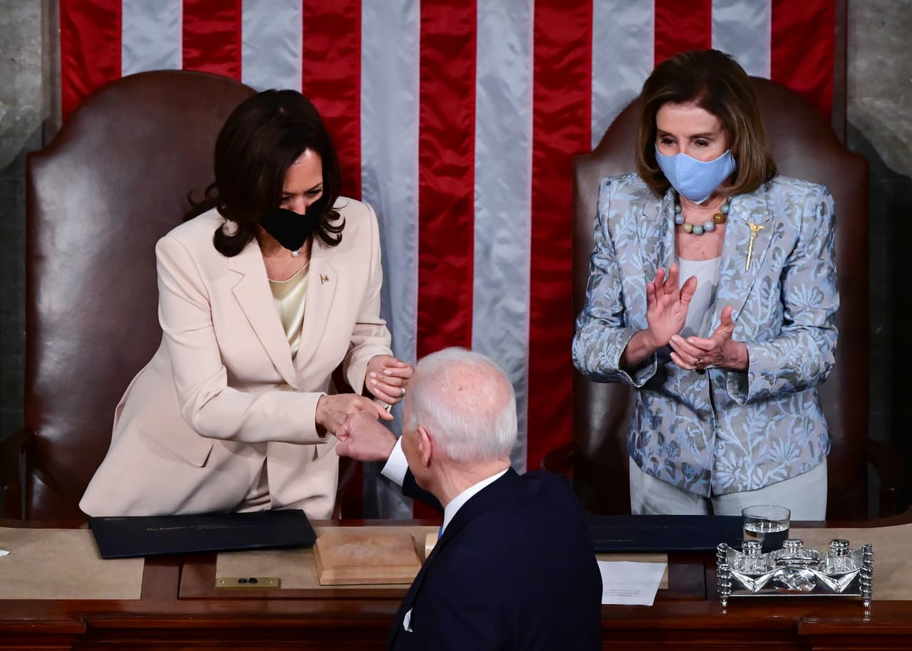 <b>Imagen para la historia</b>. Por primera vez, este miércoles 28 de abril, un presidente estadounidense da su discurso ante una sesión bicameral flanqueado por dos mujeres, la vicepresidenta 
<b><a href="https://www.univision.com/temas/kamala-harris">Kamala Harris </a></b>y la presidenta de la Cámara Baja, 
<b><a href="https://www.univision.com/temas/nancy-pelosi">Nancy Pelosi</a>, </b>las dos más poderosas de la escena política estadounidense, primeras en la línea sucesora de poder presidencial. “Señora presidenta, señora vicepresidenta”, dijo 
<a href="https://www.univision.com/noticias/politica/momento-historico-joe-biden-kamala-harris-y-nancy-pelosi-las-dos-mujeres-mas-poderosas-de-eeuu">Biden al empezar el saludo protocolario de estas ocasiones</a>. Luego hizo una pausa para añadir: “Ningún presidente había dicho nunca esas palabras desde este podio, ya era hora”.