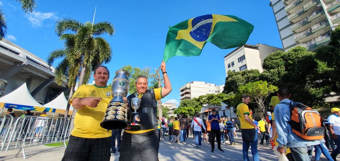 Los fanáticos sudamericanos están listos en las afueras del Estadio Maracaná para la Final de la Copa América que protagonizarán las selecciones de Brasil y Perú.