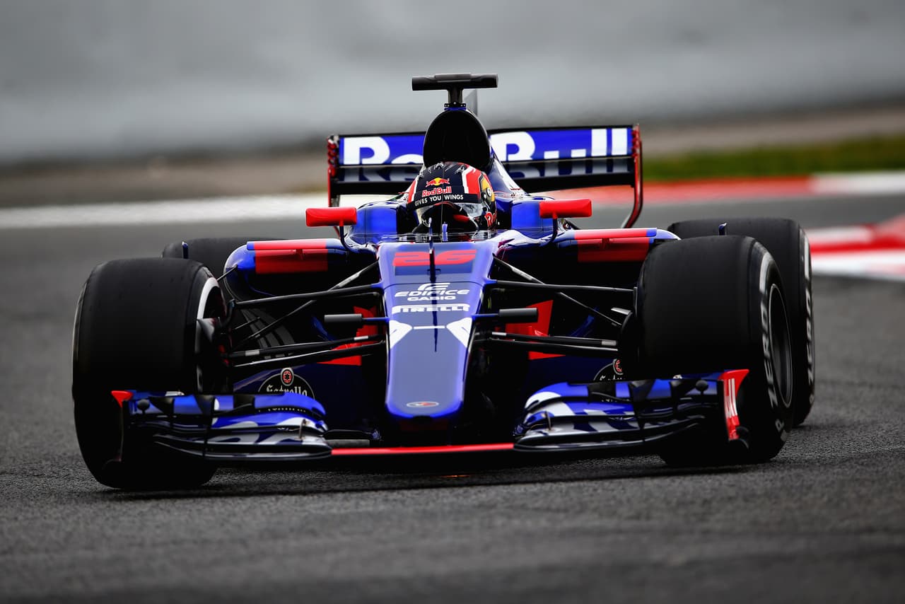 <b>Toro Rosso</b> mostró su modelo 2017, el
<b>STR12</b>, su nuevo monoplaza para la incipiente temporada de la
<b>Fórmula 1</b>, con un diseño que fue muy bien recibido por los aficionados a la categoría y la prensa.