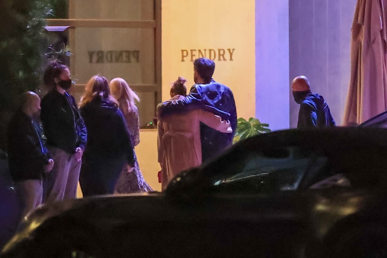 El intérprete de Batman rodeó con su brazo a la estrella del pop en todo momento.
<br>