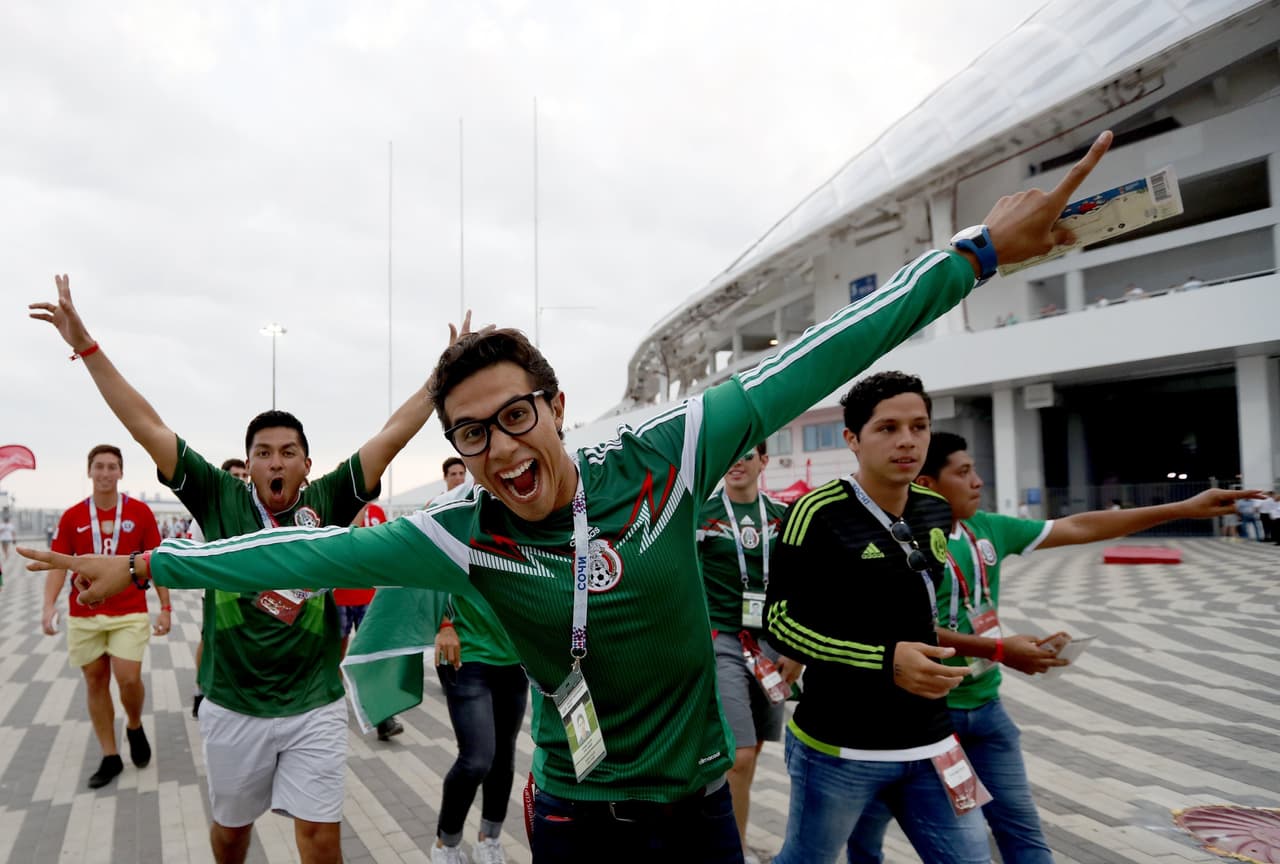 La emoción iba subiendo y estos chavos ya estaban sintonizados con el 'Tri'.