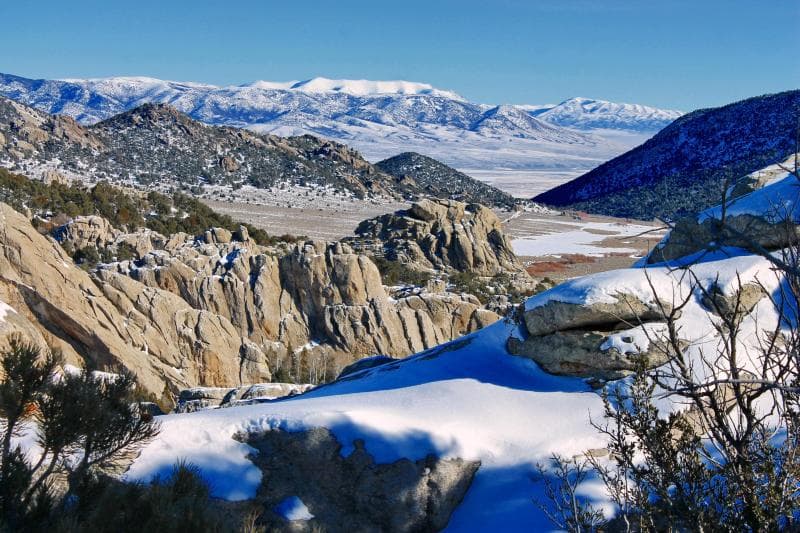 En la Reserva Nacional Ciudad de las Rocas hay múltiples cumbres y monolitos de granito con más de sesenta 'pisos' de altura que datan de unos 2,500 millones de años atrás. Las caras gastadas del granito ofrecen un entorno excepcional para escalar rocas. Hasta hoy, se han identificado más de 500 rutas para escalar.