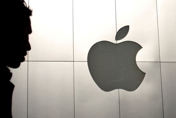 APPLE- El gigante tecnológico Apple finalizó 2011 sin Steve Jobs pero con unos beneficios e ingresos trimestrales récord tras vender más teléfonos iPhone, tabletas iPad y ordenadores Mac que nunca. Entre octubre y diciembre, su primer trimestre del ejercicio fiscal 2012, Apple obtuvo un beneficio neto de 13,064 millones de dólares, un 117.5%más que en el mismo período de 2010, con unos ingresos históricos de 46,333 millones de dólares, lo que supuso un crecimiento interanual de un 73.2%.