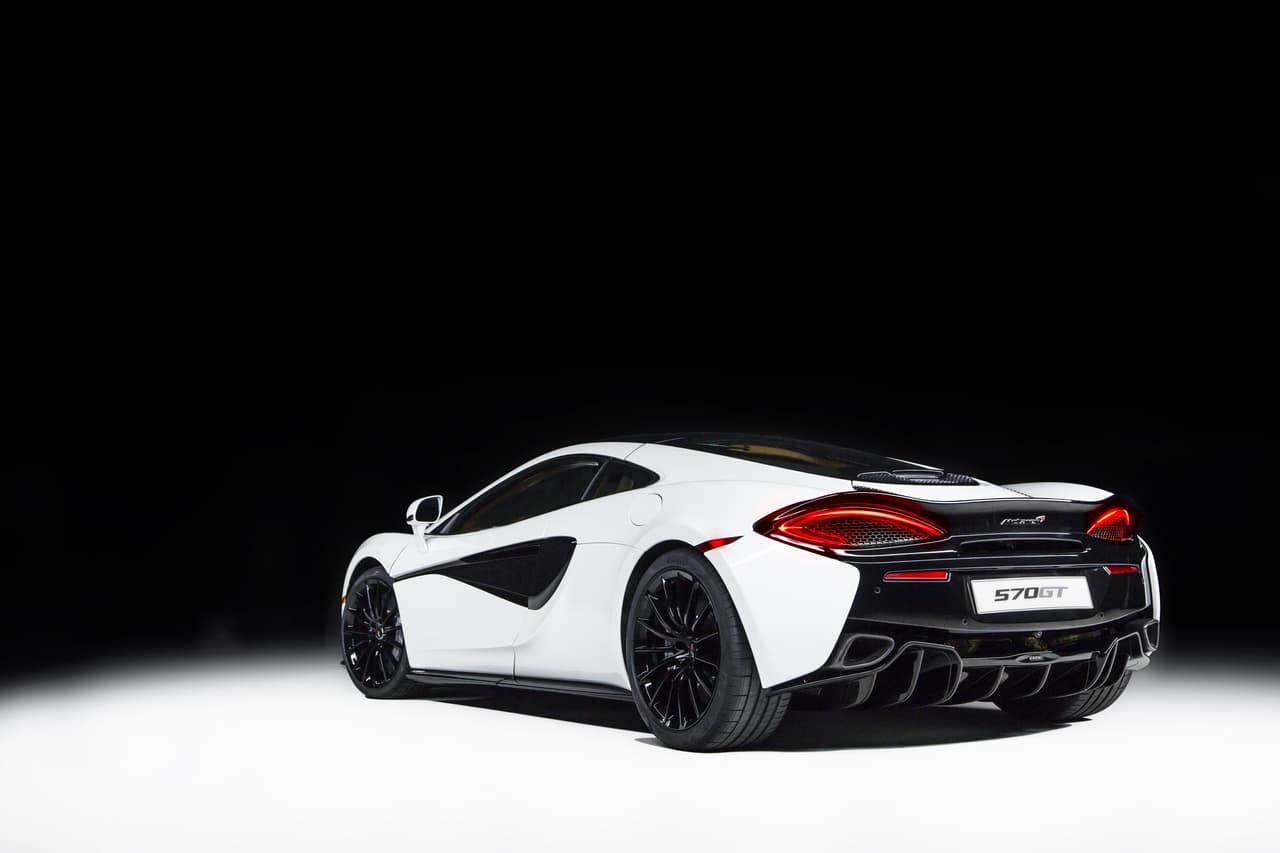 El exterior del McLaren 570GT by MSO Concept está terminado en una pintura ‘Blanco Perla’. También cuenta con el paquete 'Negro Piano' que complementa al hermoso color blanco gracias a ricos apliques en un profundo color negro en áreas que incluyen las ruedas, faldones laterales, insertos frontales, traseros y en las puertas, así como en ciertos detalles de su interior.