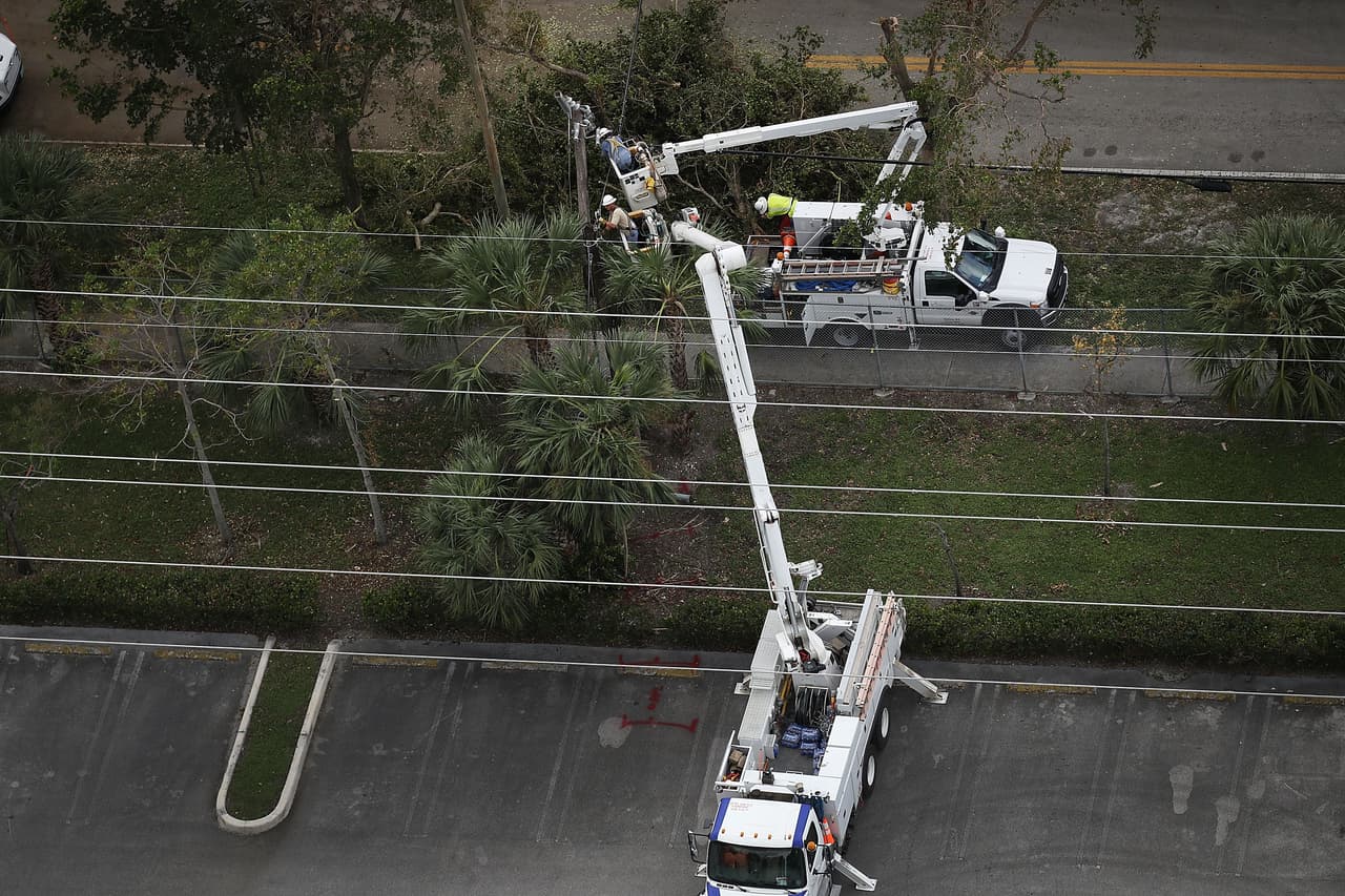 Los trabajadores han estado por todo Florida restaurando la electricidad después de que el huracán Irma afectó las carreteras dejándolas intransitables.
