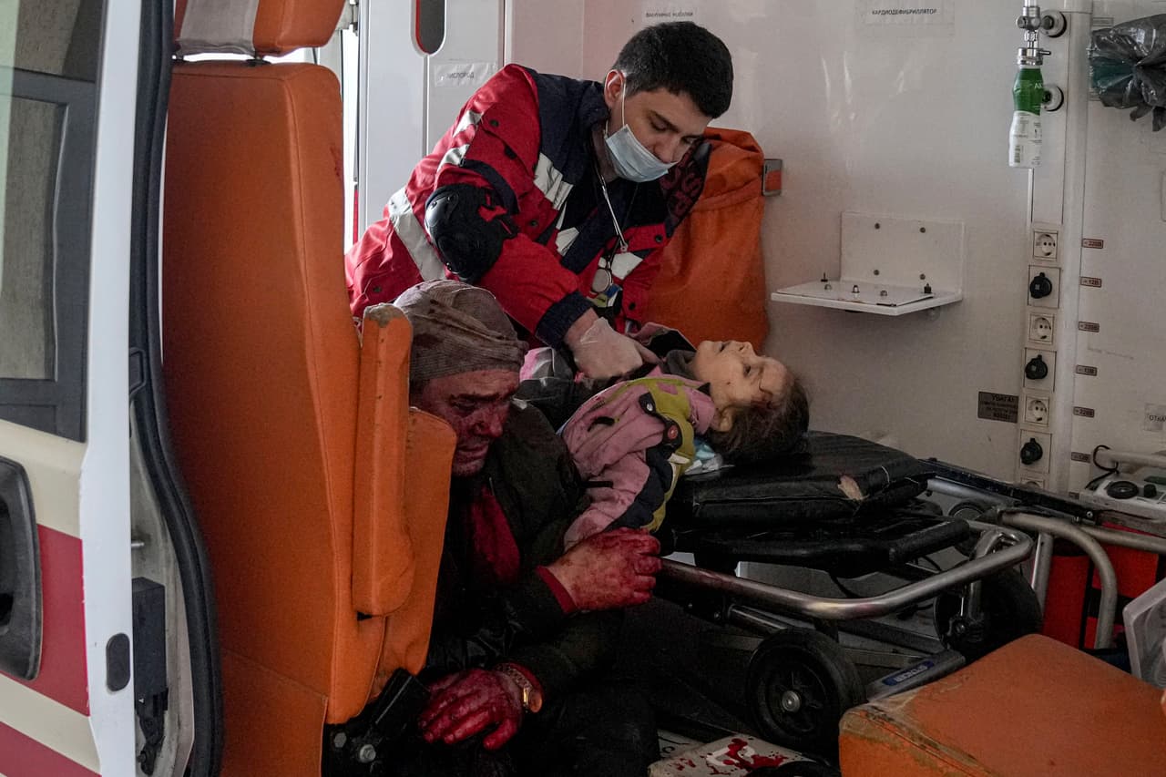 En la foto: Oleksandr Konovalov, paramédico, realiza reanimación cardiopulmonar a una niña herida por los bombardeos en una zona residencial de Mariupol, el domingo 27 de febrero de 2022. 
<b>La niña no sobrevivió. </b>
<br>
<br>
<br>