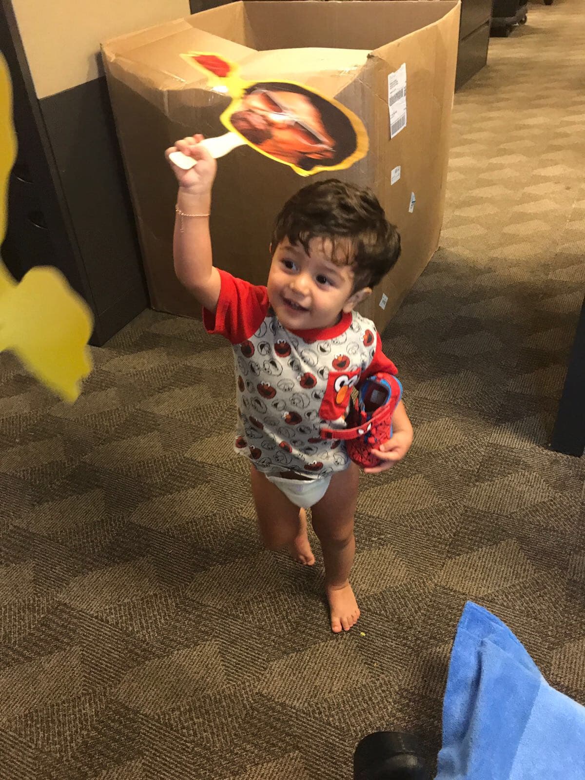 El pequeño, de tan solo un año de edad, corría feliz y jugaba con todo lo que se encontraba.