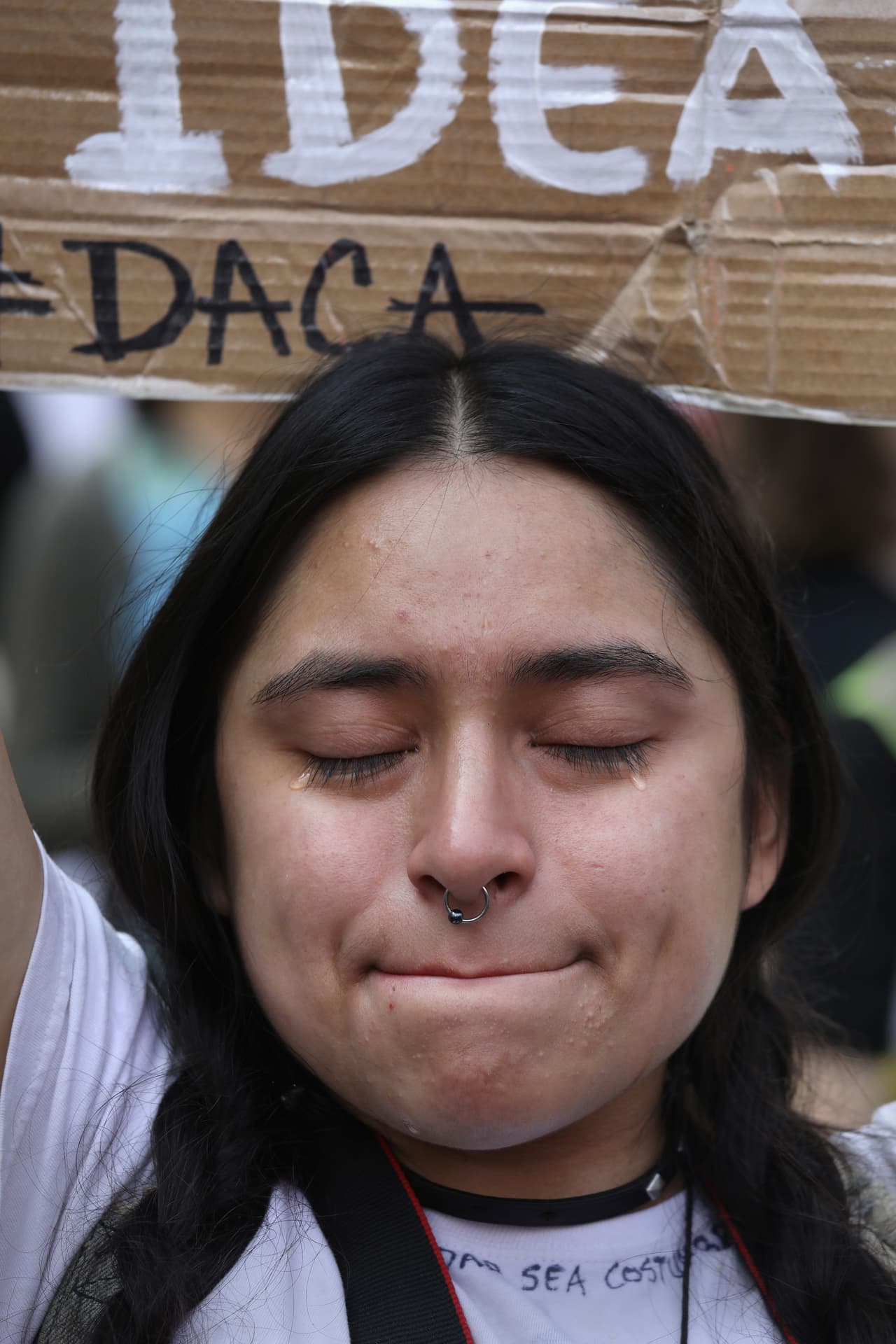 La dreamer Gloria Mendoza intenta contener las lágrimas luego de conocer oficialmente la noticia, mientras protestaba frente a la torre Trump de Nueva York.