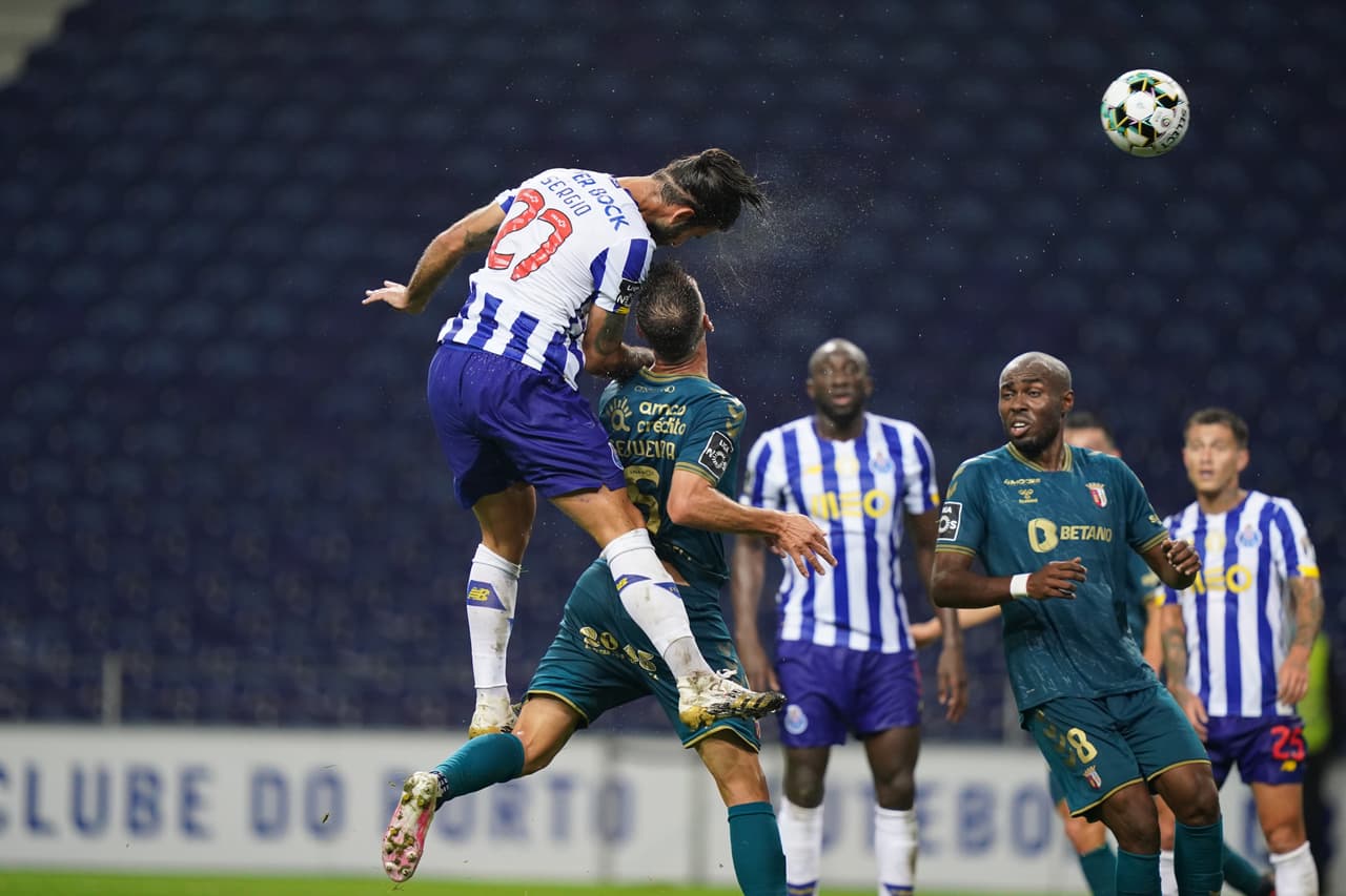 Castro (21’) adelantaba a los visitantes, Oliveira (45+1’) emparejó los cartones y Telles marcó dos penales (45+4’, 89’). Jesús Manuel Corona salió a los 87’ del partido.