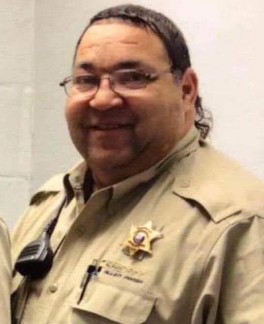 Darrell Semien, de la oficina del alguacil del condado de Allen Parish, en Louisiana, murió el pasado 24 de enero de leucemia. El cementerio Oaklin Springs negó su entierro porque no era blanco.