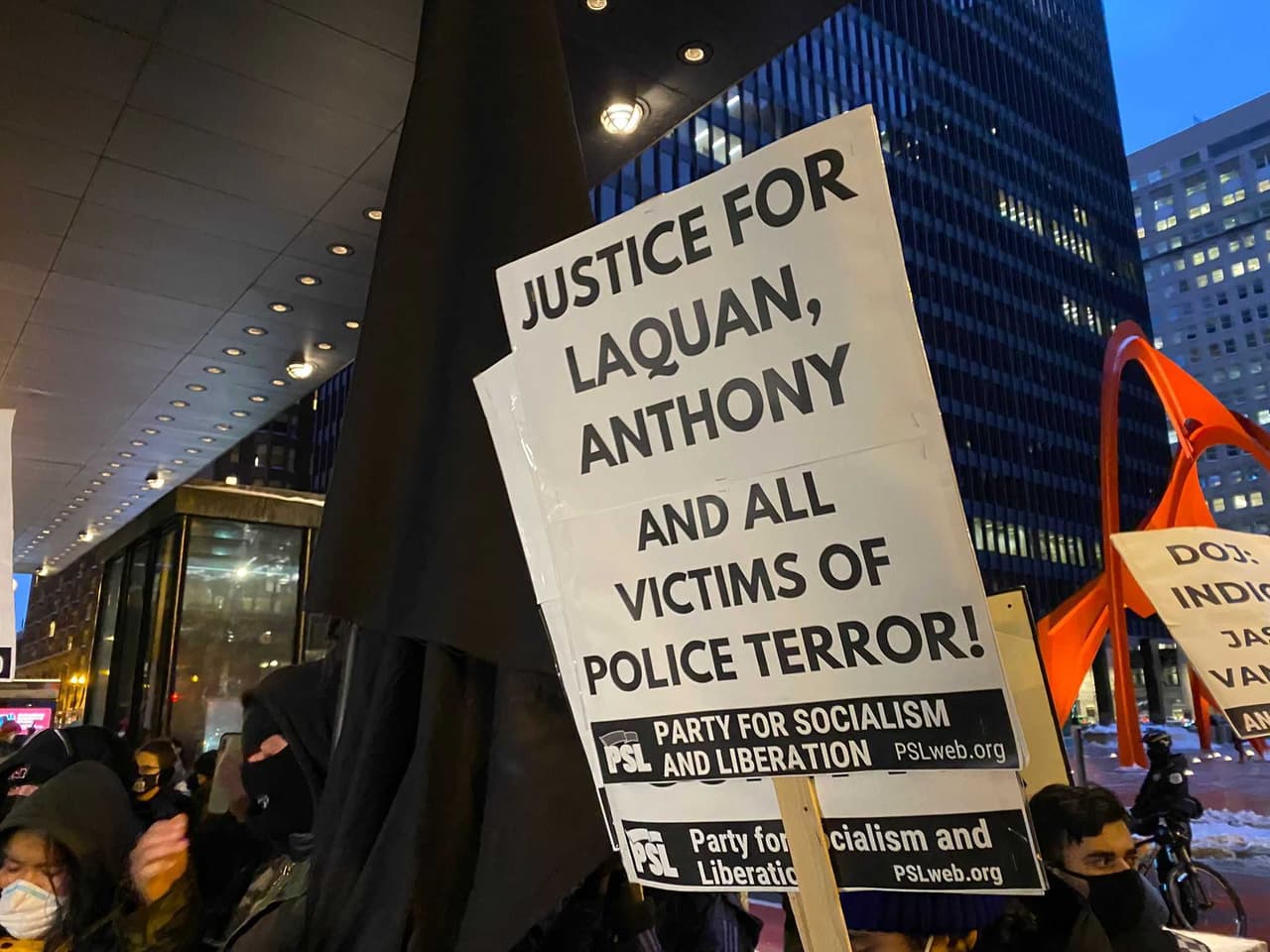 Protestan en Chicago por liberación de expolicía Jason Van Dyke.