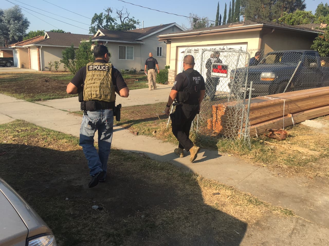 Agentes rodearon una casa en el barrio Reseda, domicilio de su segundo objetivo aquella mañana.