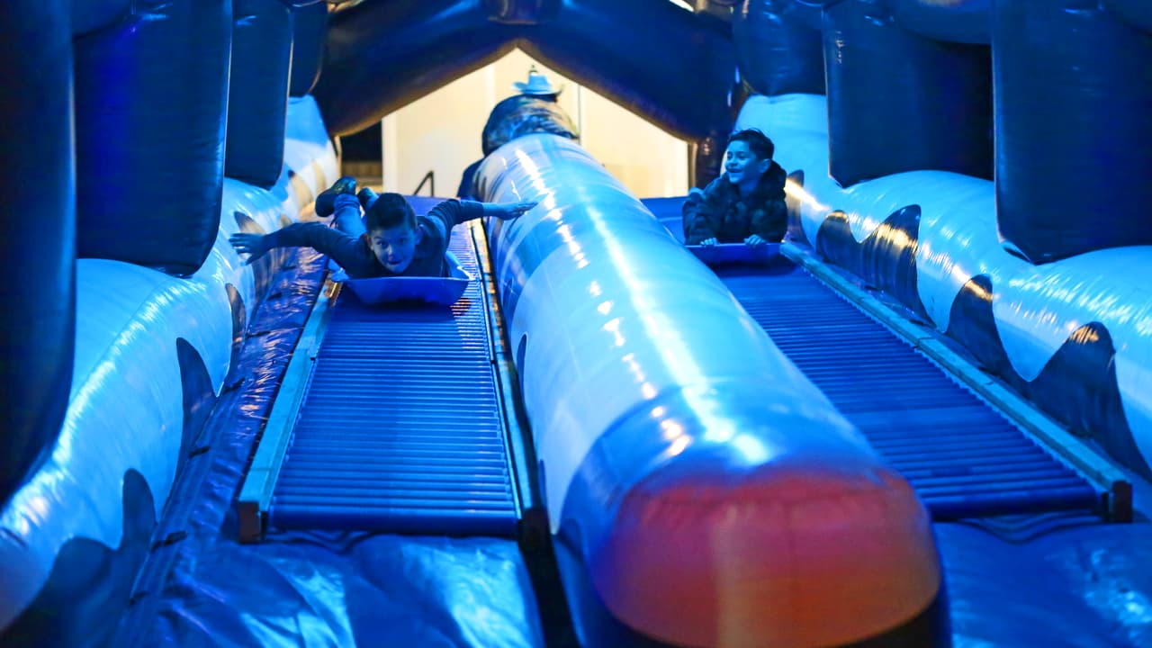 Al descender del tren, al lado de la estación de Papá Noel, los más pequeños de la casa puede deslizarse por este tobogán tantas veces como quieran.