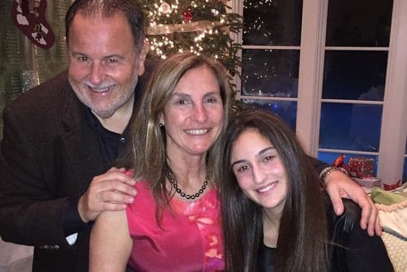 Mía disfruta viajar con sus padres alrededor del mundo.