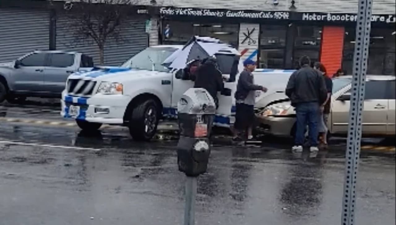 Buscan a sospechoso que huyó tras chocar contra un carro en Los Ángeles