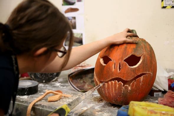 Con ayuda de todos sus colaboradores, se convierte en la casa del Halloween.