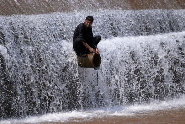 "El Gobierno provincial ha declarado el estado de emergencia en todos los hospitales de la ciudad. Los colegios, universidades y oficinas permanecerán cerrados", dijo.