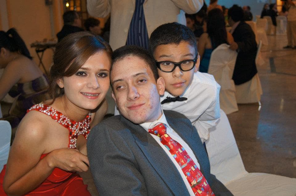 Rodrigo Alejandro fue un alumno ejemplar en la primaria pues tenía buenas calificaciones. Estudió en el Instituto La Paz de Saltillo, una escuela de paga, que significaba el único gasto fuerte que solventaba la familia.