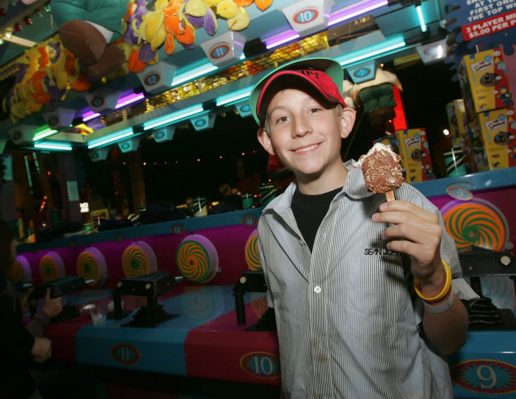 <b>Erik Per Sullivan</b> 
<br>Comenzó su trabajo en 'Malcolm el de en medio' cuando solo tenía 9 años. Las habilidades musicales que Dewey mostraba en la serie son reales, ya que Erik es un habilidoso pianista y saxofonista.
<br>