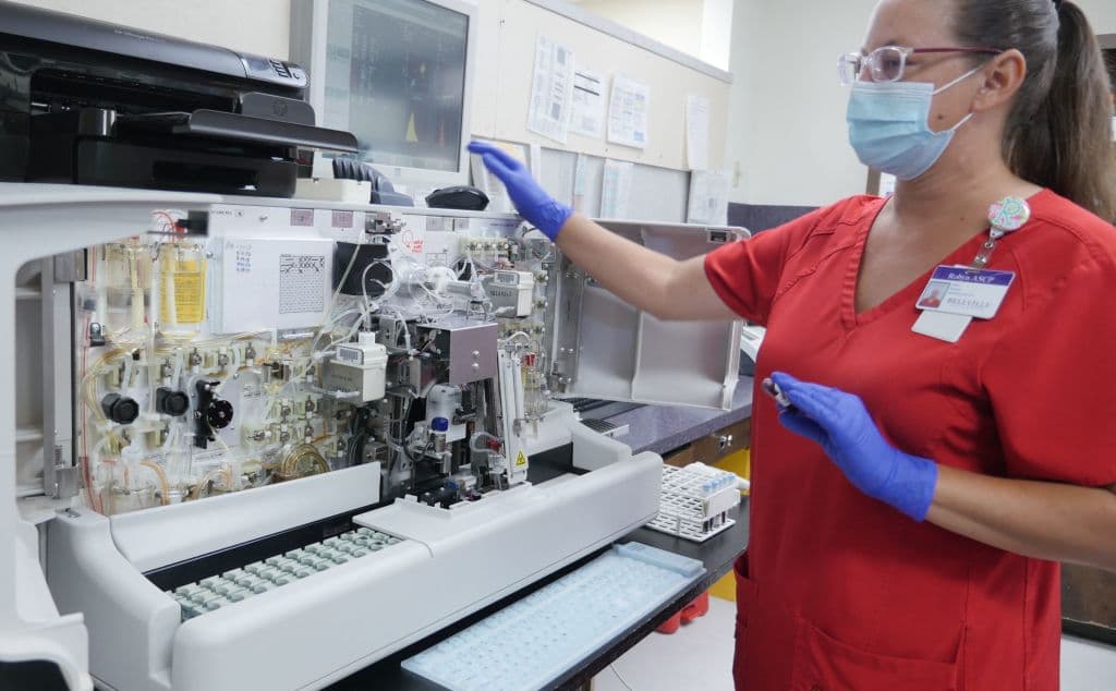 Según el mismo comunicado emitido por Merck, la farmacéutica espera producir 10 millones de tratamientos para finales de 2021.