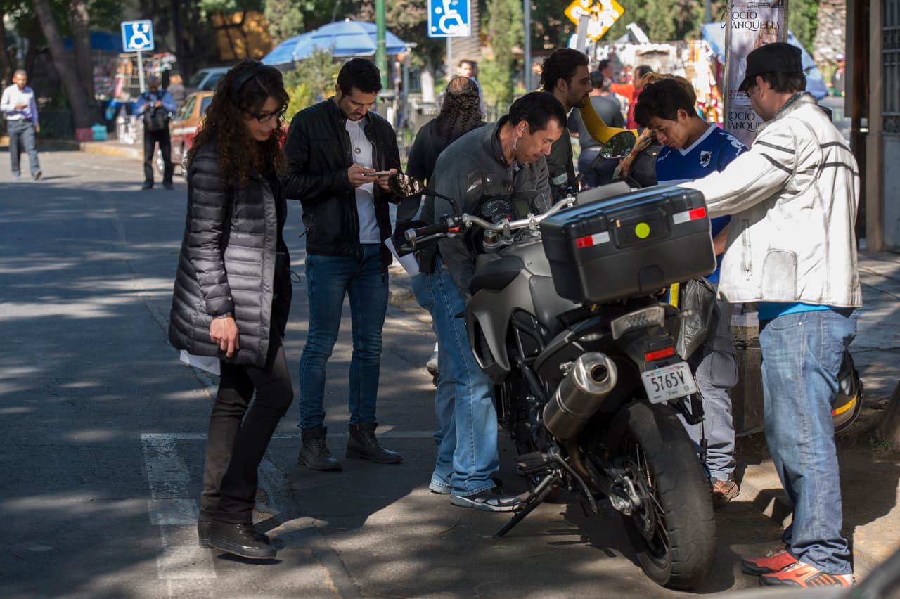 Con largas horas de trabajo.