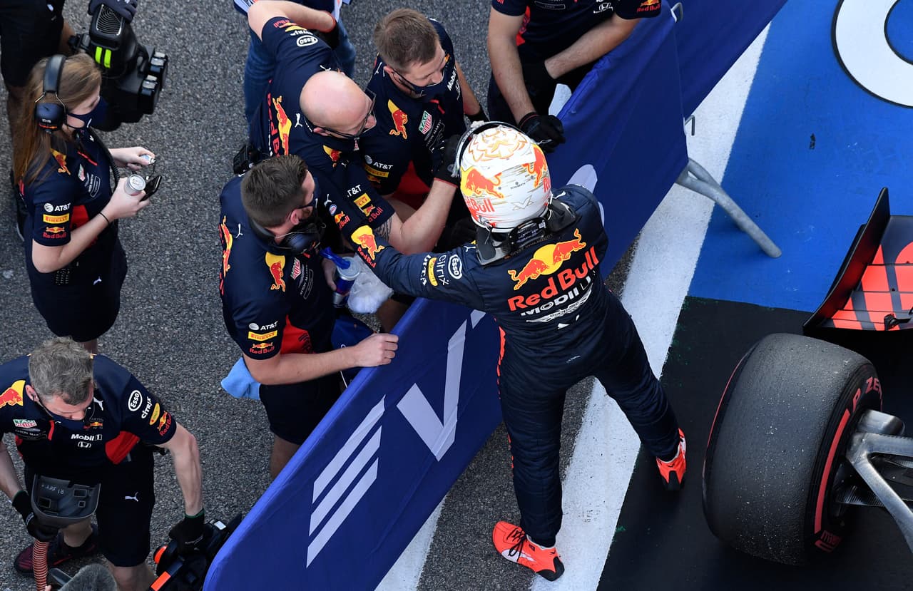 Verstappen y Bottas saldrán en la segunda y tercera posición, respectivamente. Ricciardo, Sainz, Ocon, Norris, Gasly y Albon, completan los primeros 10; Stroll arrancará en 13.