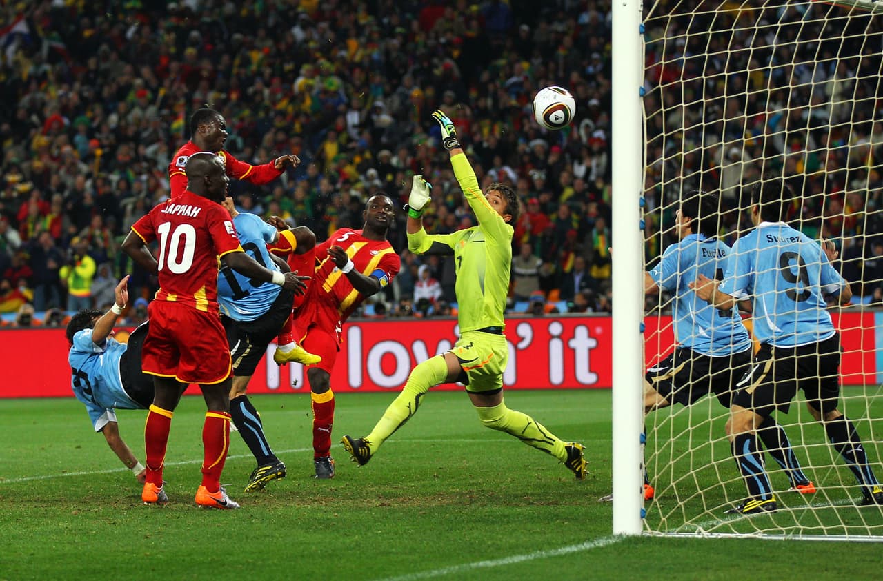 En la última jugada del tiempo extra se presentó una oportunidad clara de gol para Ghana tras un centro aéreo en el área uruguaya.
