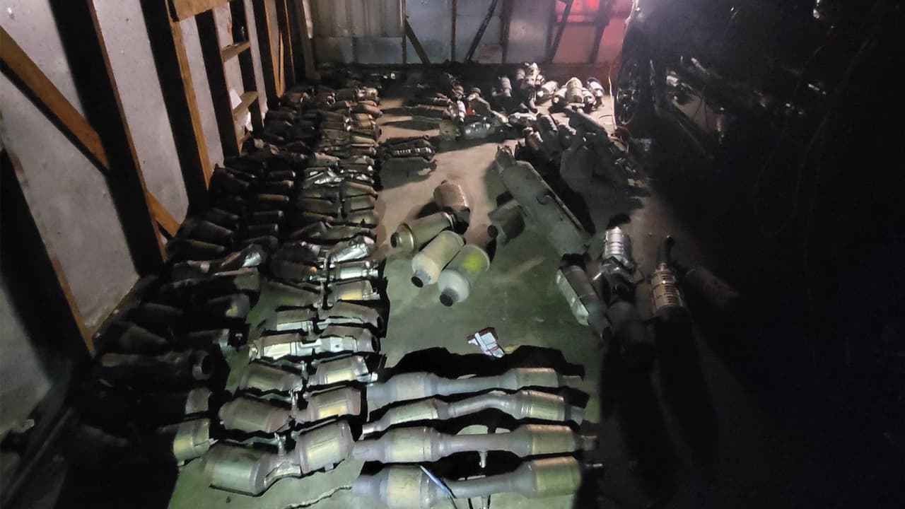 En total, informaron las autoridades, se recuperaron 128 convertidores catalíticos que habrían sido robados. La Policía estima que el valor solo de estas piezas podría llegar a los 54,000 dólares. En la vivienda la Policía recuperó una fuerte suma de dinero en efectivo.