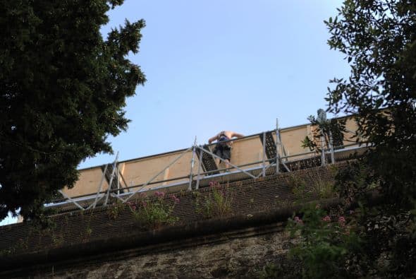 Han montado grandes paredes de madera alrededor de la hermosa propiedad.Vota aquí por los nominados a Premios Juventud