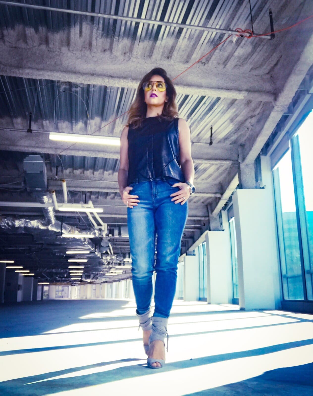 Pero un par de jeans regulares también completan tu look del día.