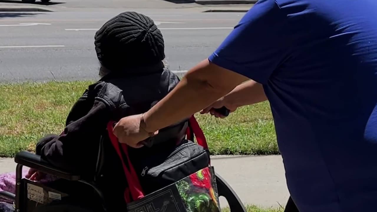 Hijo sin estatus cuida a su madre de 90 años y podría obtener acción diferida por razones médicas