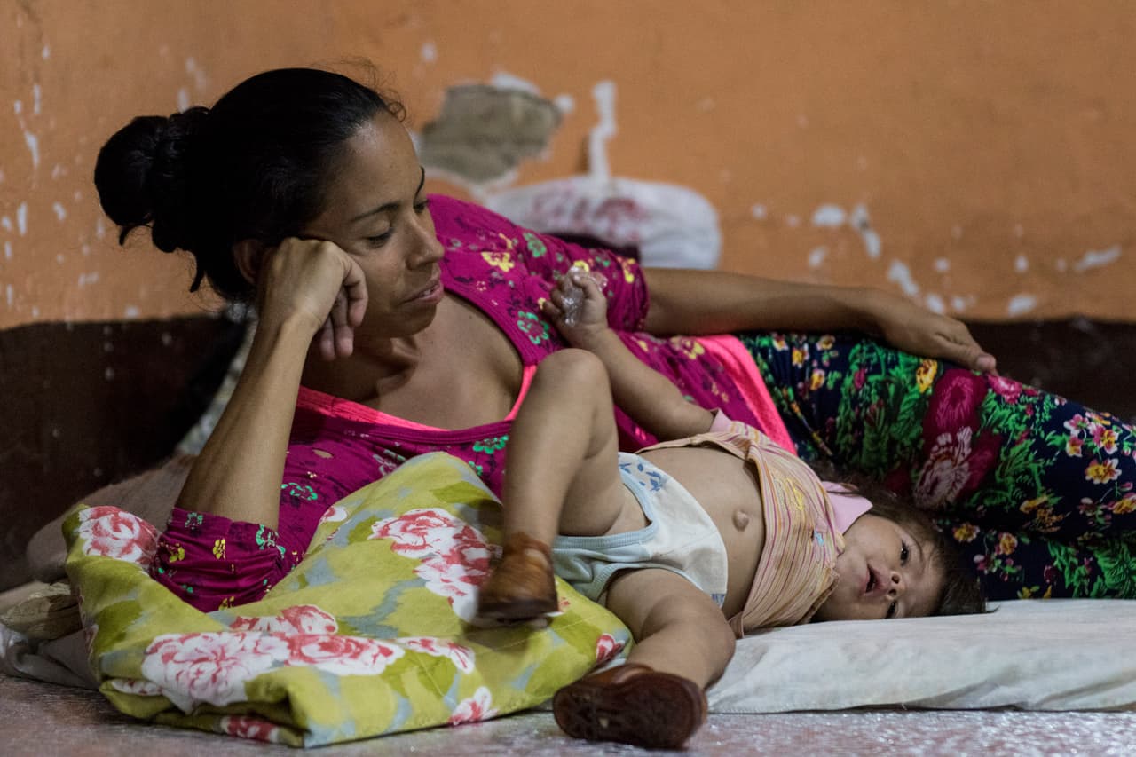 Una venezolana y su hijo toman un descanso en un refugio después de caminar varias horas entre Cúcuta y Pamplona el pasado febrero. "Registrar a los niños en movimiento es el primer paso para garantizar sus derechos. La información resultante del proceso de registro también proporciona a los Estados información valiosa para planificar y presupuestar mejor su respuesta", se lee en el comunicado.