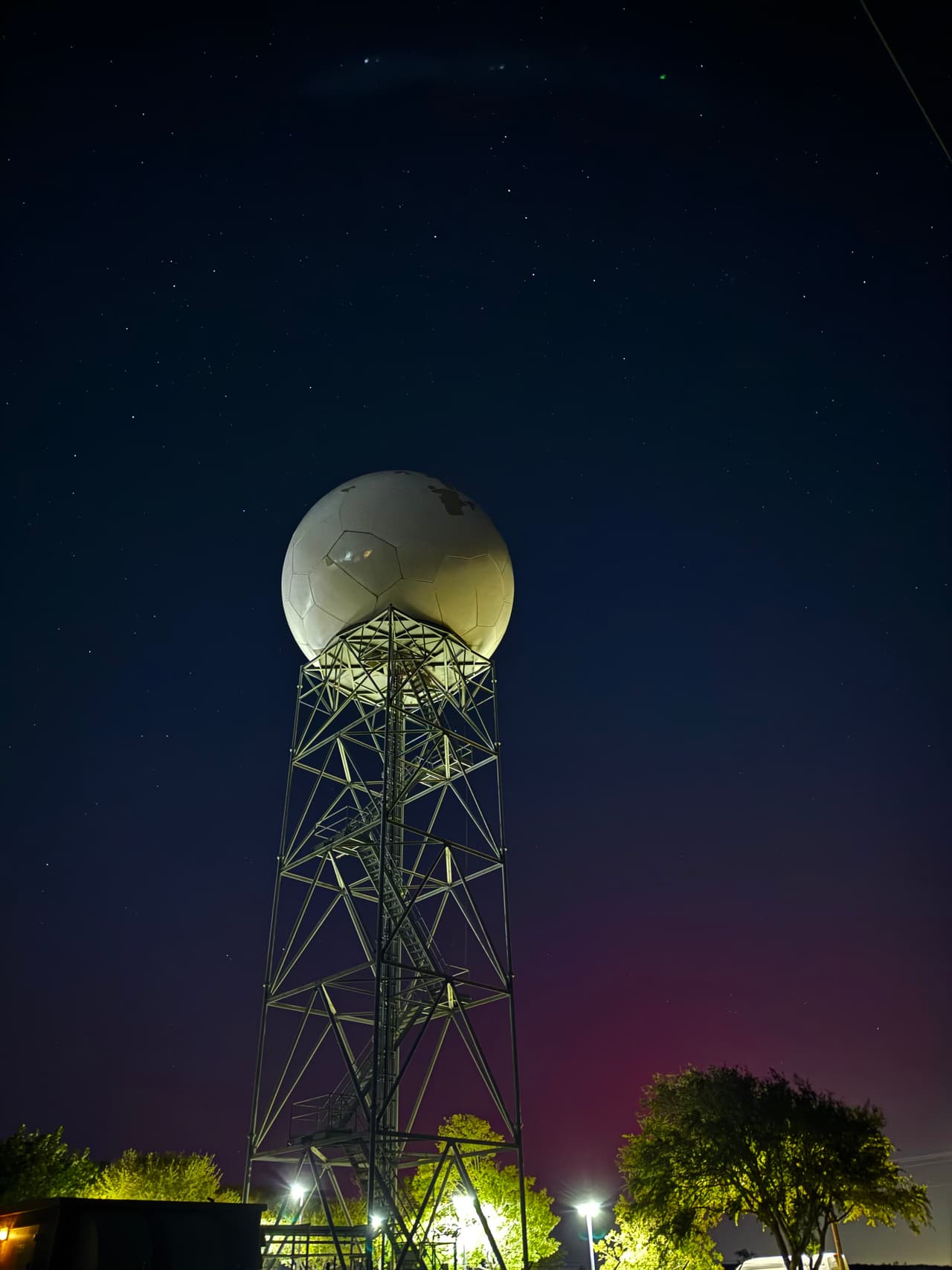 Según el National Weather Service, debido a una tormenta geomagnética, la aurora borealis puede verse tan lejos como el centro y hasta sur de Texas.
